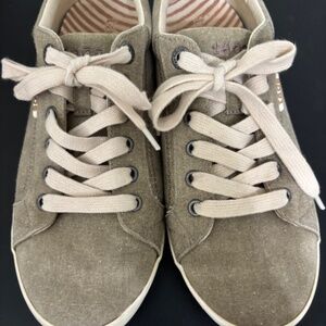 TAOS Sneakers Size 8.5 Star Taupe Lace Up Shoes Comfort Low Cut Womens